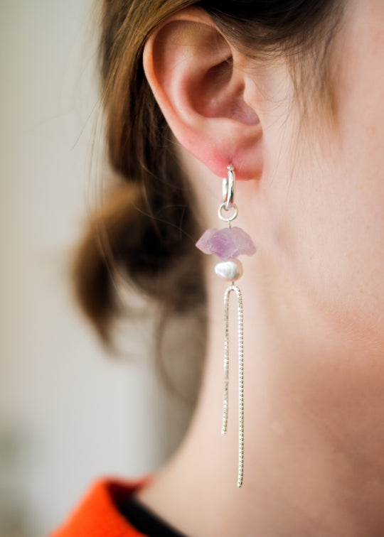 Zilveren oorhangers met ruwe amethist