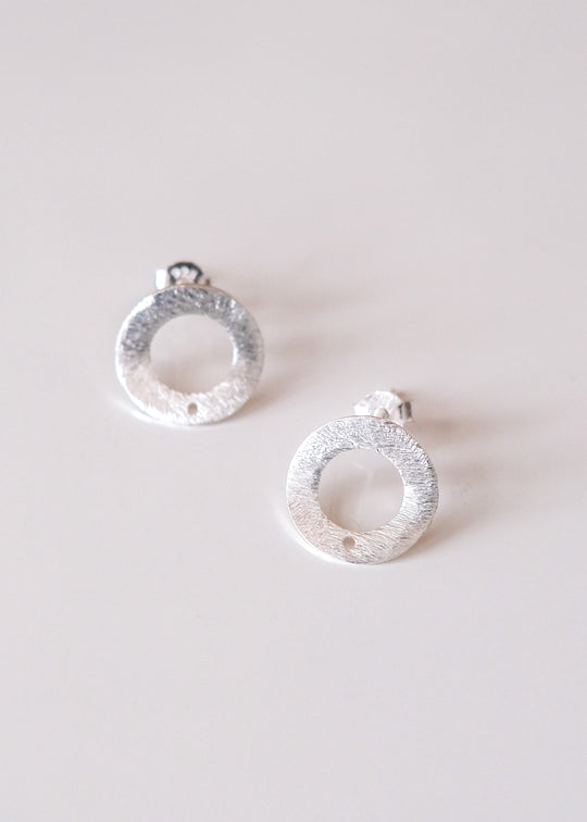 Oorsteker, geborstelde cirkel zilver