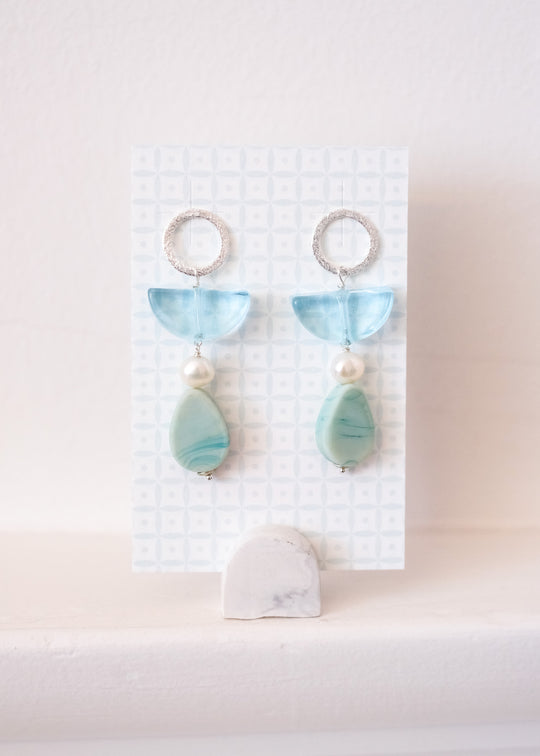 Zilveren oorstekers met blauwe glaskralen