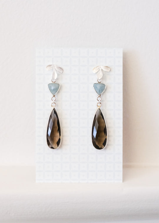 Zilveren oorstekers met blaadje en edelstenen