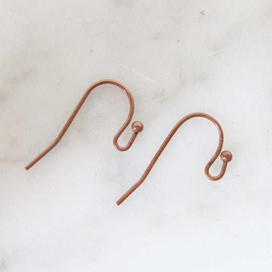 Klassieke oorhaak oud koper met bolletje
