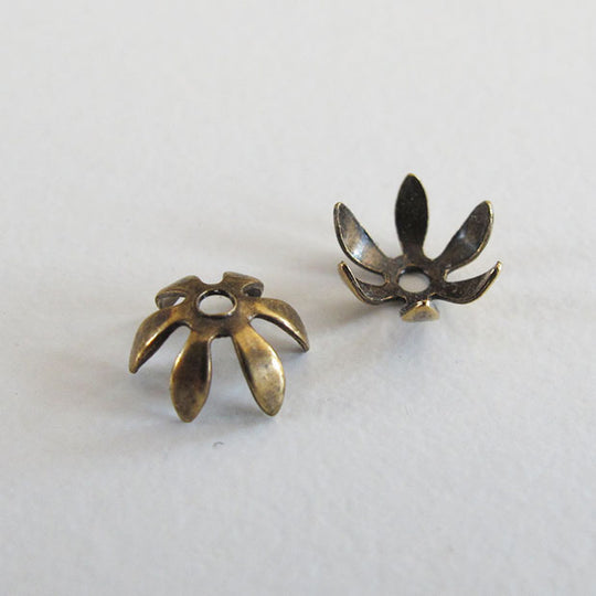 Kralenkapje bloem oud goud 6 blaadjes