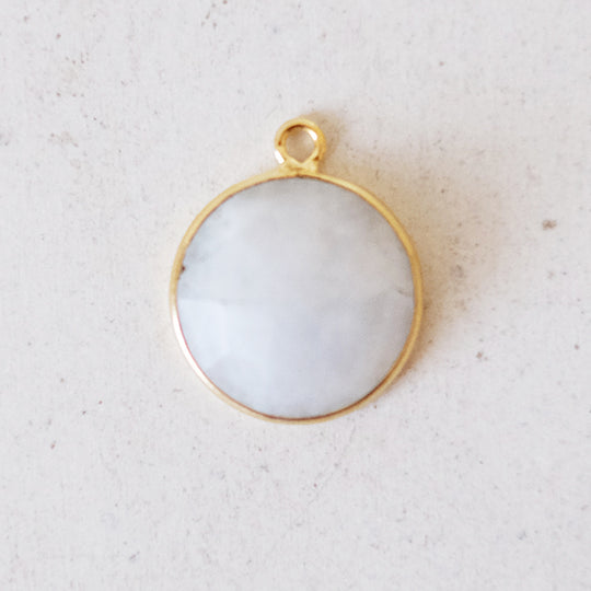 Bedel rond regenboog maansteen verguld