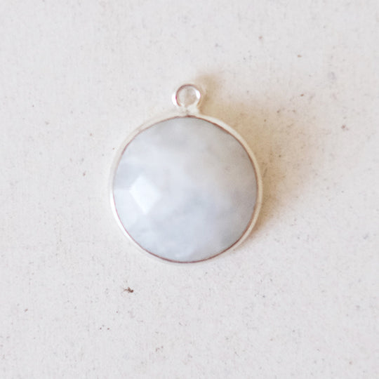 Bedel rond regenboog maansteen zilver