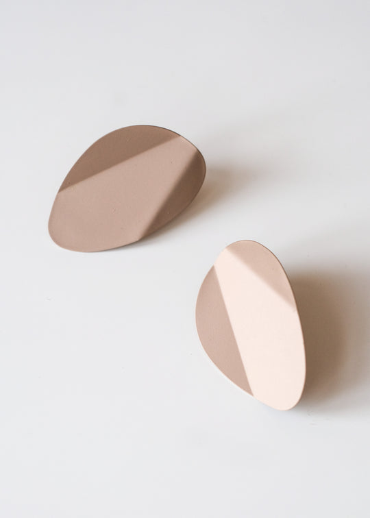 Oorsteker, gevouwen ovaal beige