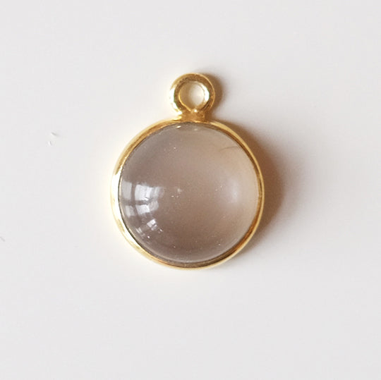 Bedel cabochon grijze maansteen, verguld