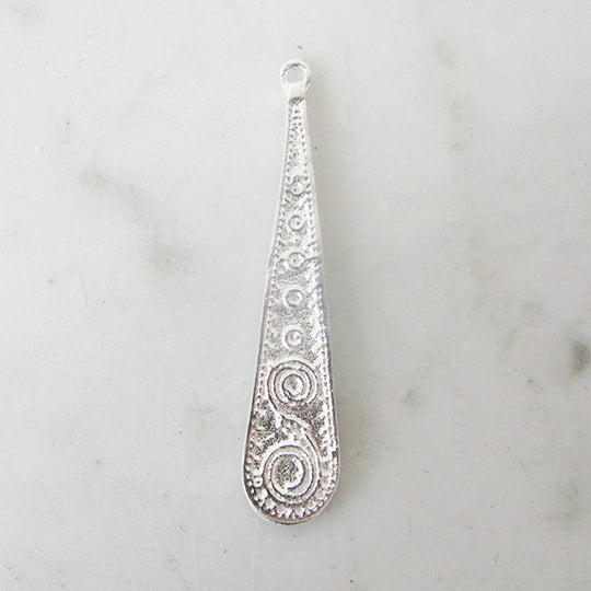 Druppelvormige hanger met Indisch motief verzilverd