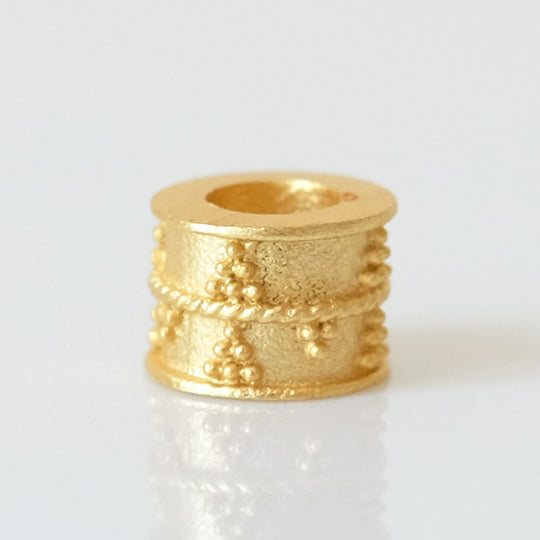 Kraal cilinder met decoratief reliëf verguld