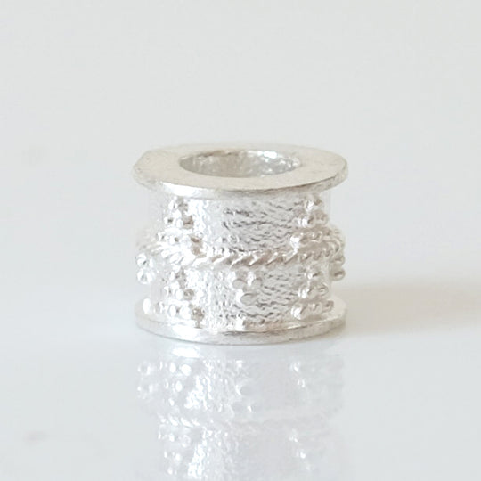 Kraal cilinder met decoratief reliëf verzilverd