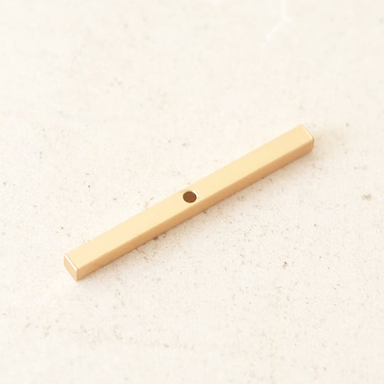 Staafje, mat goud, midden doorboord