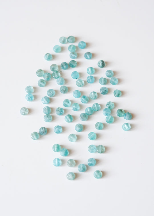 Kralen, mini schijfjes lichtblauwe chalcedoon