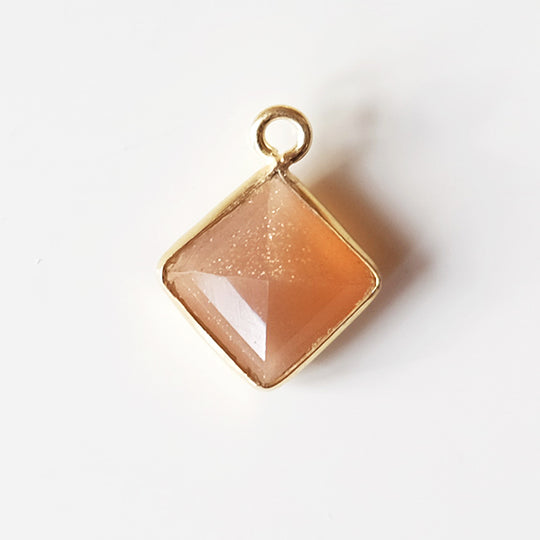 Bedel ruitje perzik maansteen, verguld