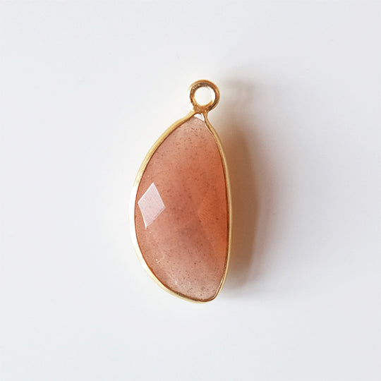 Hanger halve maan perzik maansteen, verguld