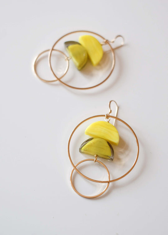 Cirkel oorhangers met gele kralen