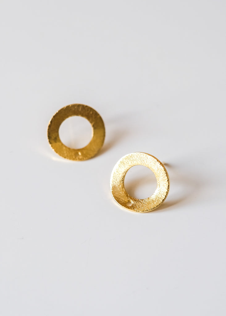 cirkel oorstekers met geborstelde finish in verguld sterling zilver