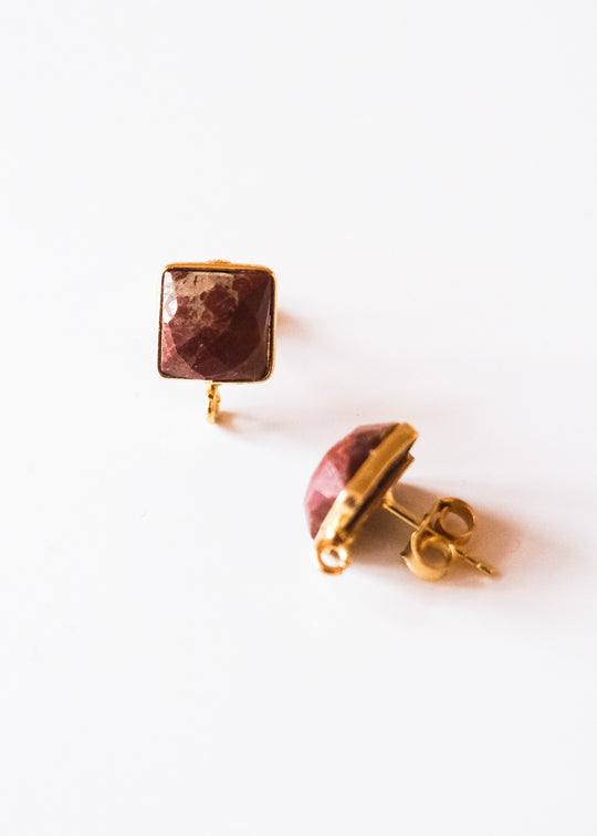 Oorsteker met jaspis, verguld