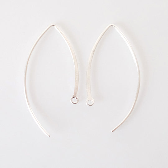 Strakke oorhaak lang zilver