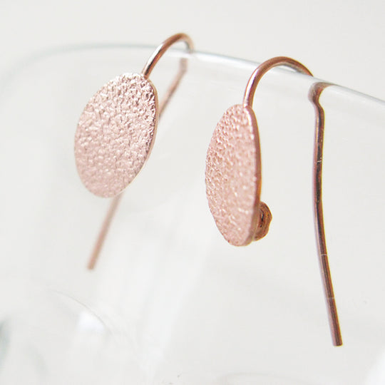 Oorhaak ovaal gehamerd rosé