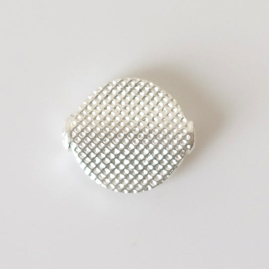 Platte kraal met reliëf verzilverd