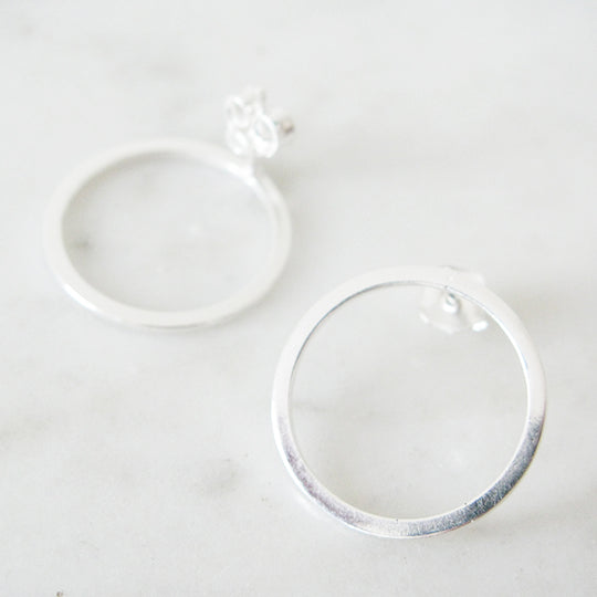 Oorstekers open cirkel zilver