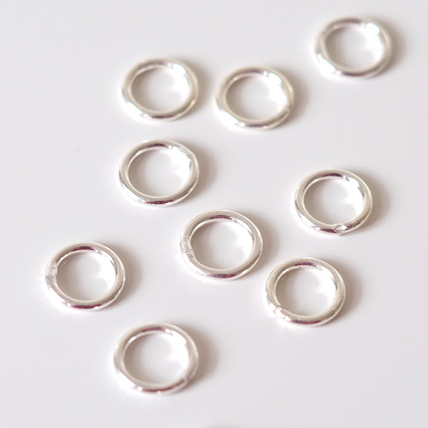 gesloten zilveren ring om juwelen te maken
