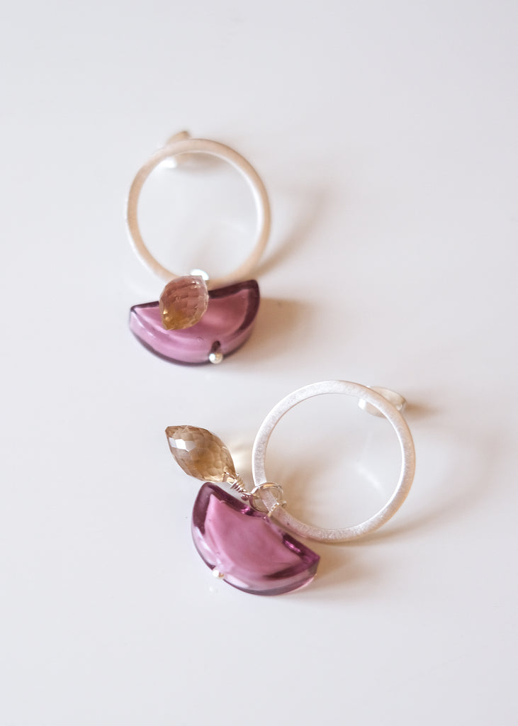 zilveren oorstekers met lila glaskraal en ametrine briolette