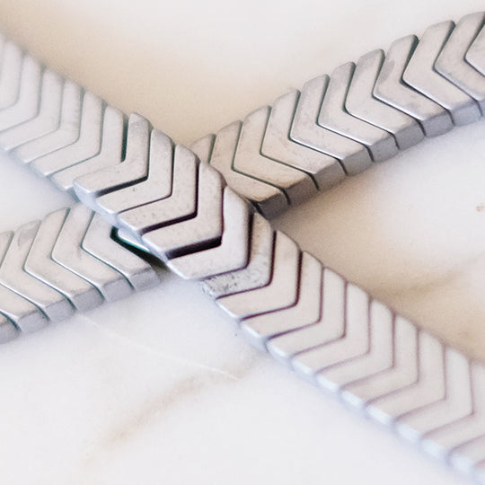 Kraal hematiet V-vormig zilver